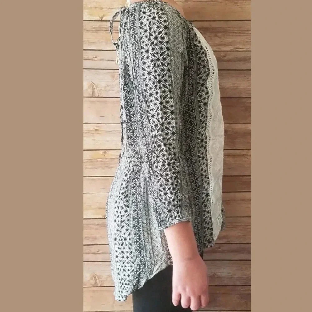 AVAILABLE Top Blouse Size Medium Floral - Picture 2 of 8